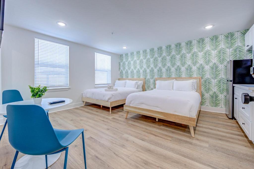 - une chambre avec 2 lits et une télévision dans l'établissement Beach House Paradise Studio Apartment 2 Beds, à Galveston