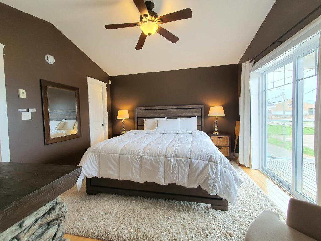 - une chambre avec un lit et un ventilateur de plafond dans l'établissement Peaceful Water View House!, à Charlottetown