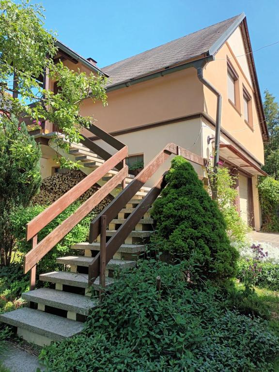 un conjunto de escaleras que conducen a una casa en Apartmán Barbora, en Turnov
