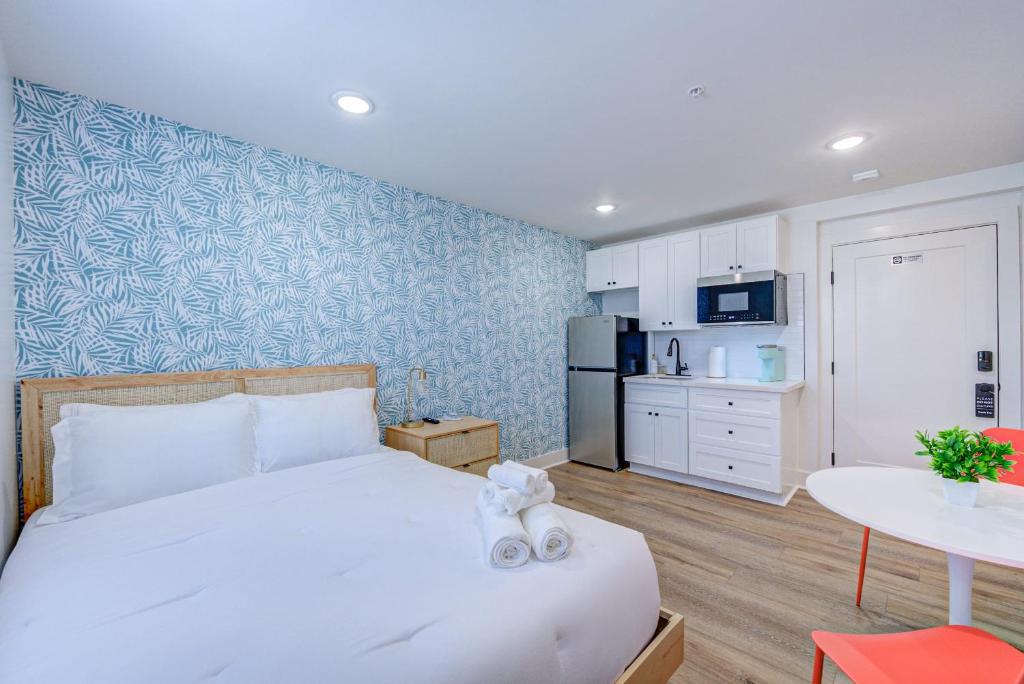 Ένα ή περισσότερα κρεβάτια σε δωμάτιο στο Midnight Tropics Studio Apartment