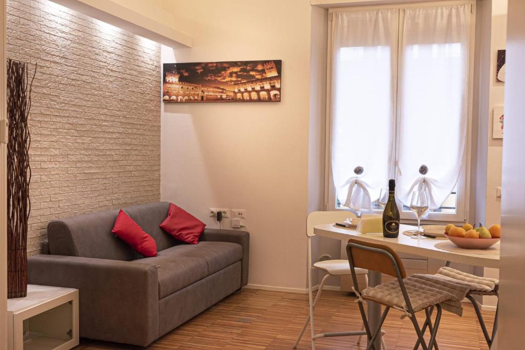 - un salon avec un canapé et une table dans l'établissement Casa Bel, Bologna By Short Holidays, à Bologne