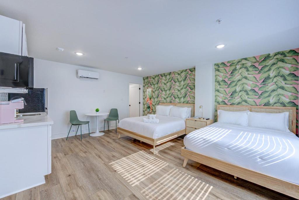 a hotel room with a bed and a kitchen at Beverly Hills Studio Apartment 2 Queen Beds in Galveston