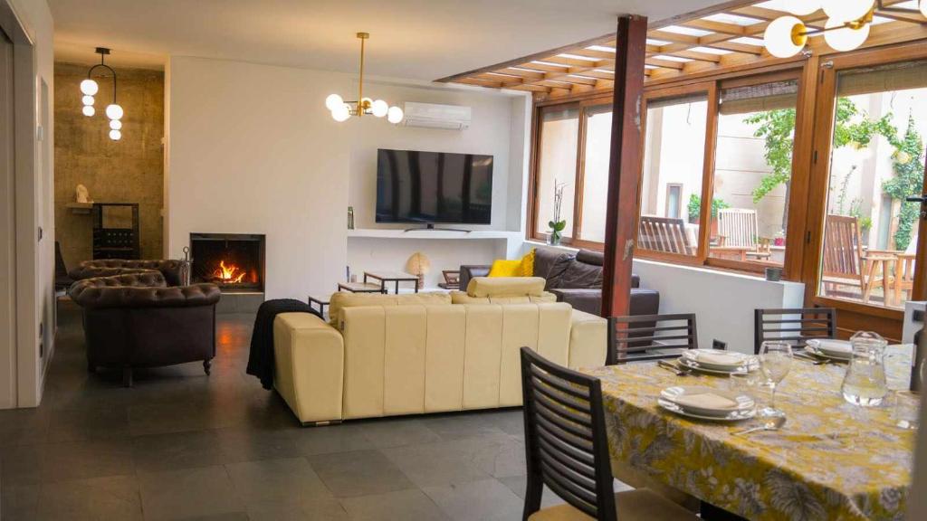uma sala de estar com um sofá e uma mesa em Casa de Trinidad Segovia em Segóvia