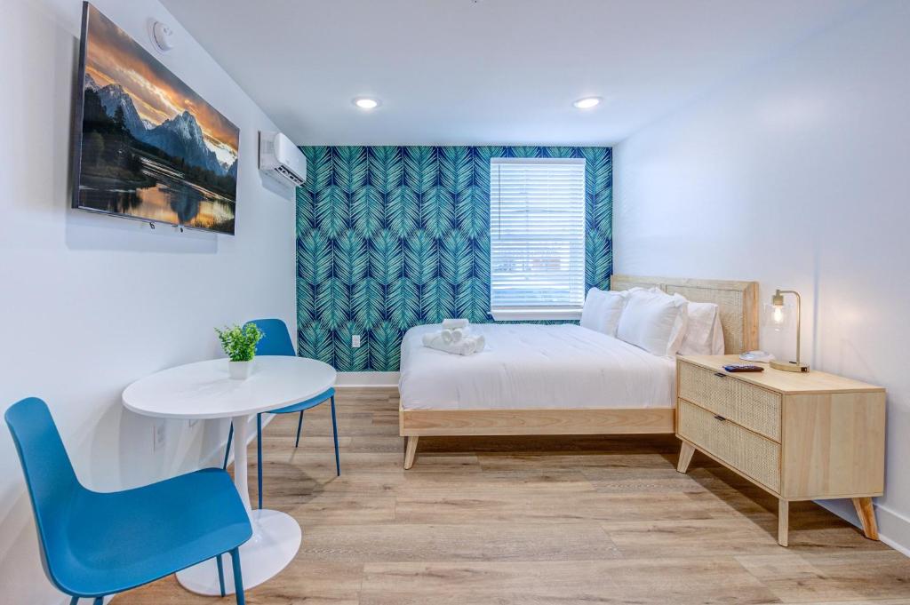 1 dormitorio con 1 cama, mesa y sillas en Roaring Tigers Studio Apartment en Galveston