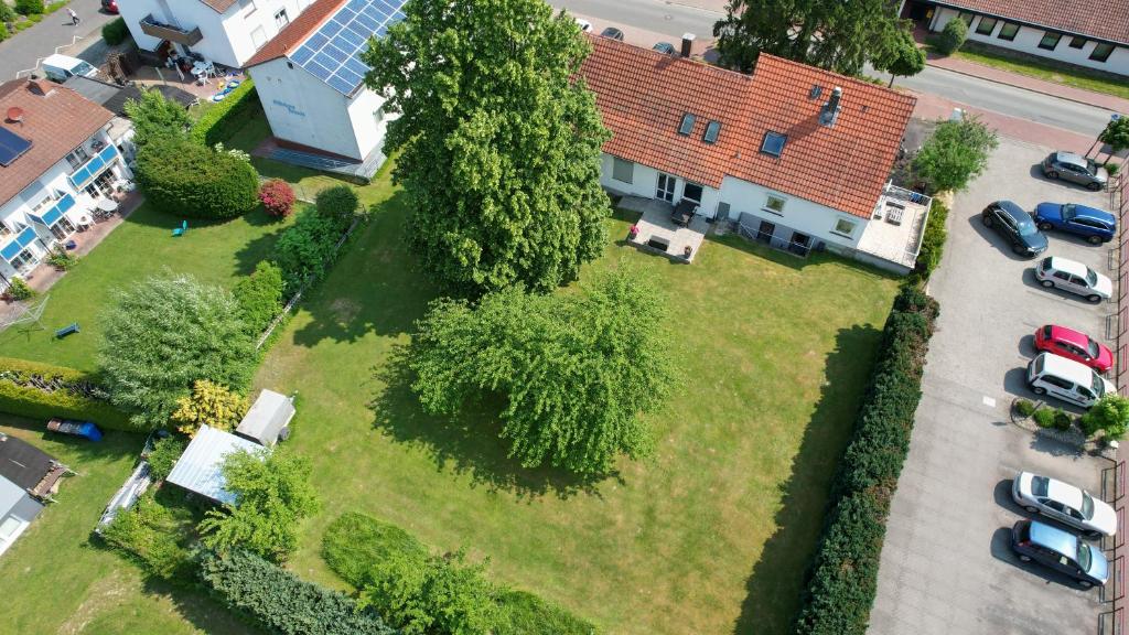 eine Luftansicht eines Hauses mit Hof in der Unterkunft FEWO-ATLANTA Reinhardshausen in Reinhardshausen