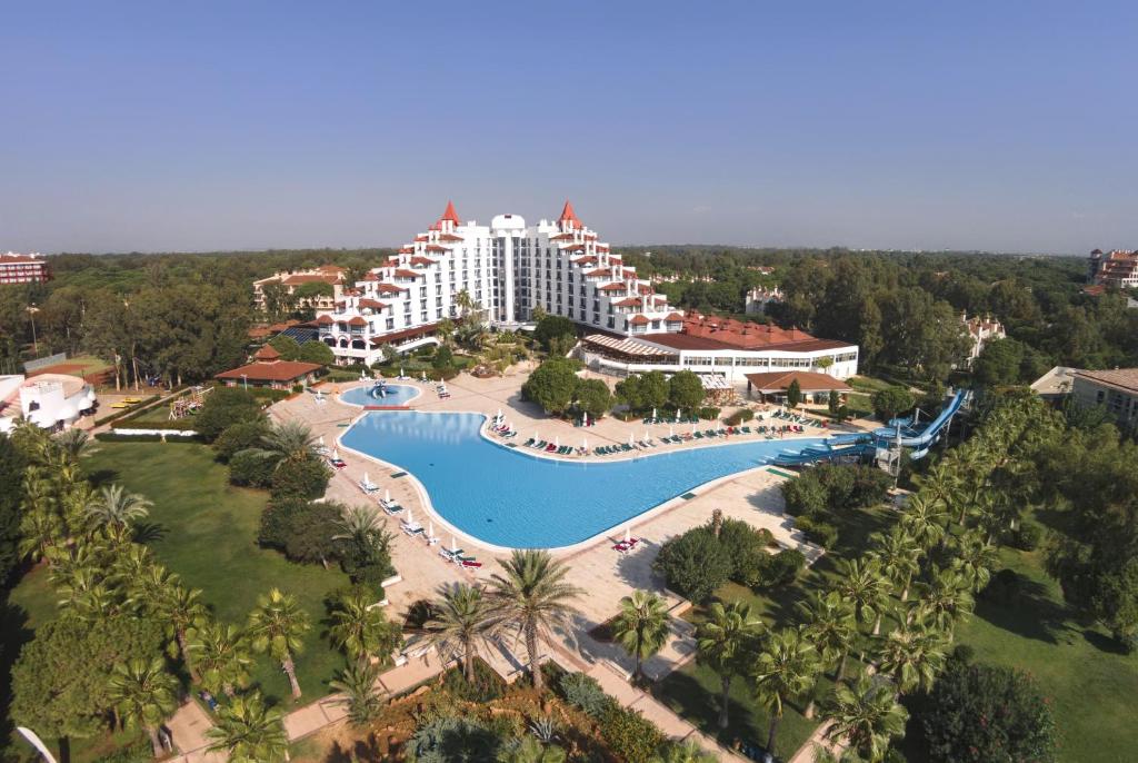 - une vue aérienne sur un complexe avec une piscine dans l'établissement Green Max Hotel, à Belek