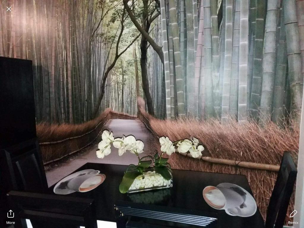 einen Esstisch mit einem Bild eines Waldes in der Unterkunft Beach apartment in Durrës
