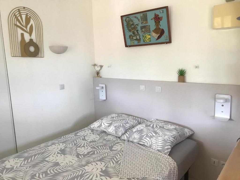 Postel nebo postele na pokoji v ubytování Studio proche mer & climatisé les Anses d'Arlet