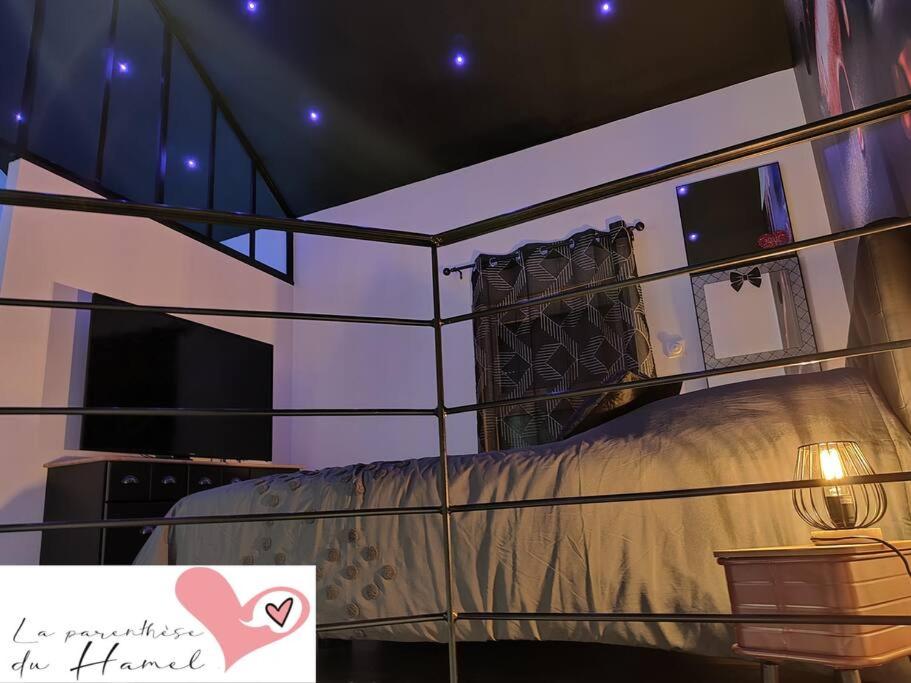Love-Room la parenthèse du Hamel : غرفة بسرير في غرفة بها درج