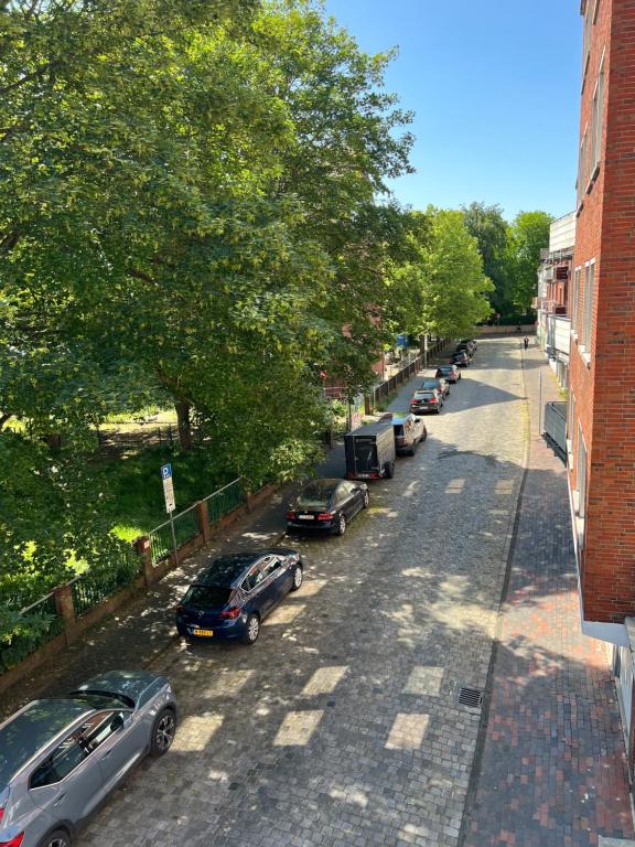 eine Straße mit Autos, die an der Seite eines Gebäudes geparkt sind in der Unterkunft Monteurzimmer in zentraler Lage in Emden