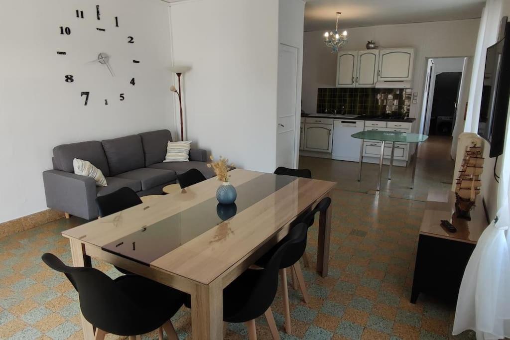 - un salon avec une table à manger et un canapé dans l'établissement agréable maison 7 personnes proche centre ville de Nogent, à Nogent-le-Rotrou