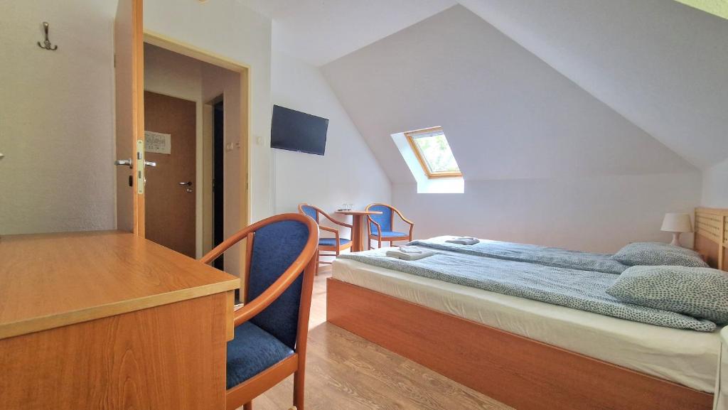 Postel nebo postele na pokoji v ubytování Aphrodite Hotel