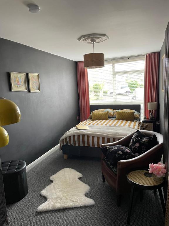 um quarto com uma cama, um sofá e uma cadeira em The Big Slepe em St Ives