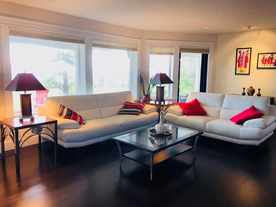 Posezení v ubytování Saanichton Waterfront 2BR suite with superb views