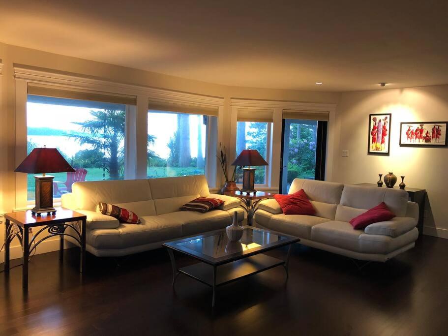 Posezení v ubytování Saanichton Waterfront 2BR suite with superb views