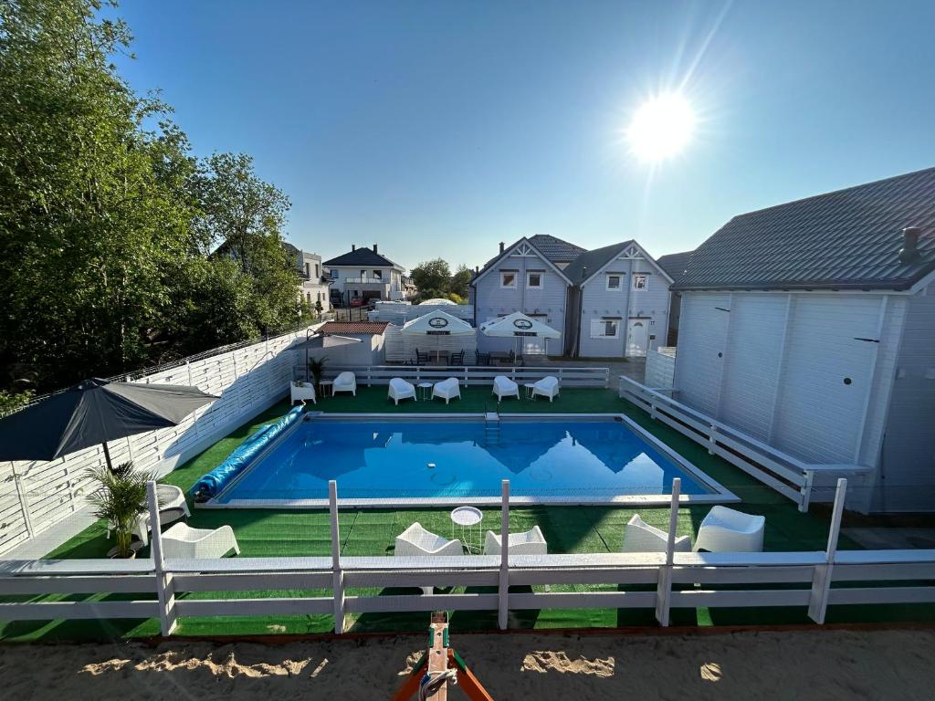 uma vista superior de uma piscina numa casa em Domki letniskowe Layla em Ustronie Morskie