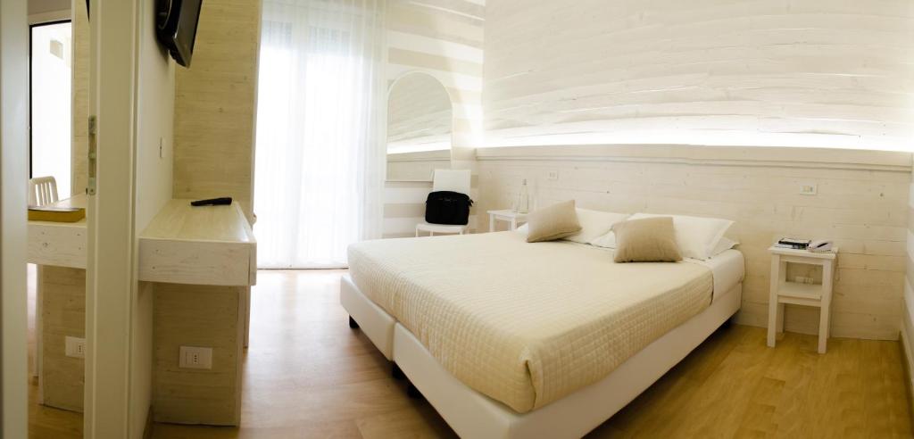 Postel nebo postele na pokoji v ubytování Mona Lisa Hotel