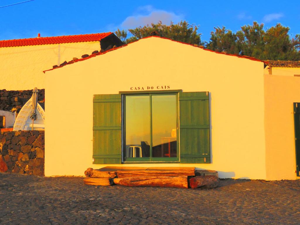 a building with a window with a table in it at Casa do Cais in Monte