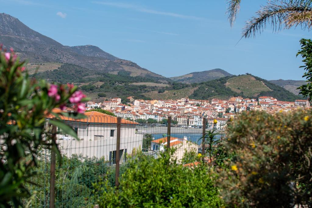 a view of a town with mountains in the background at Villa Bougainvilliers in Banyuls-sur-Mer