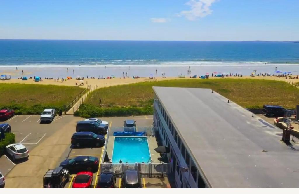 Blick auf den Strand vom Balkon eines Gebäudes in der Unterkunft On the Beach Motel in Old Orchard Beach