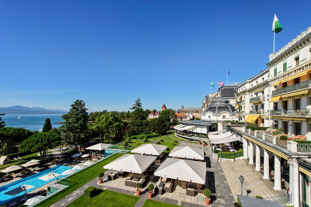 une vue aérienne sur un hôtel avec une piscine et un complexe dans l'établissement Beau-Rivage Palace, à Lausanne