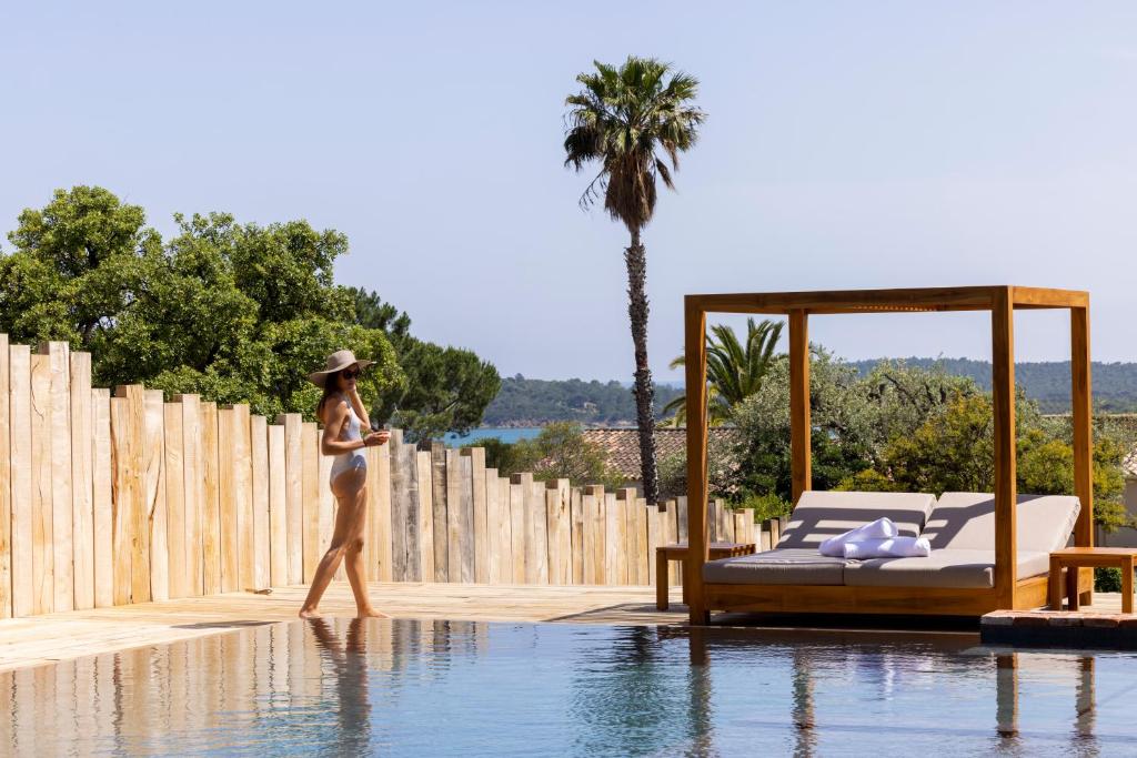 Bazén v ubytování Les Regalia Hôtel & Spa nebo v jeho okolí