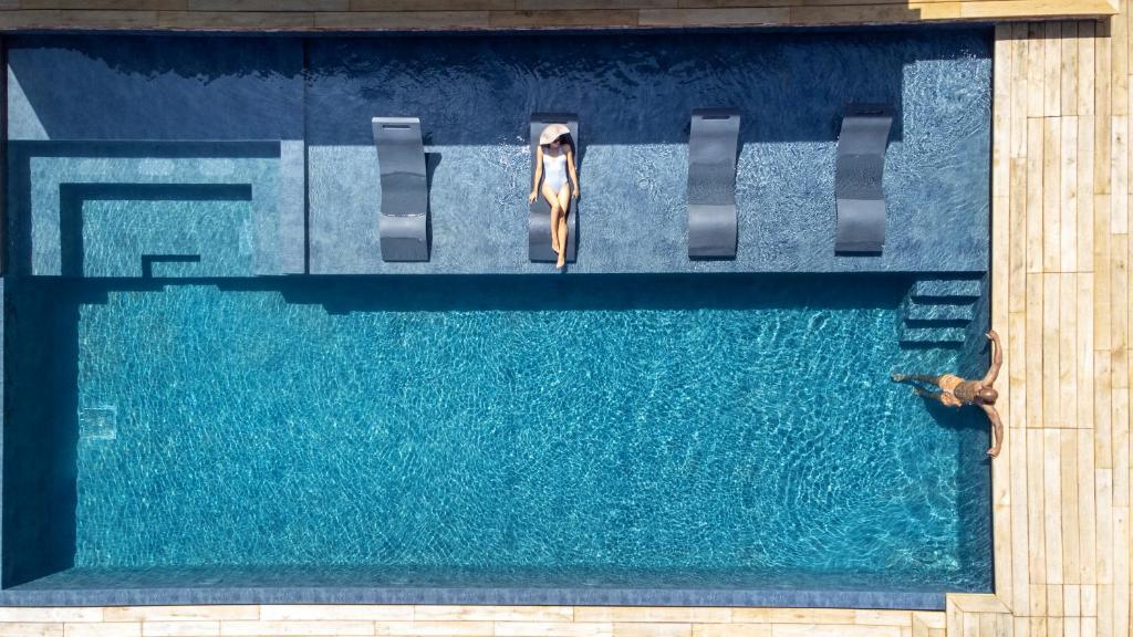 - une vue sur la piscine dans l'établissement Les Regalia Hôtel & Spa, à Sainte-Lucie de Porto-Vecchio