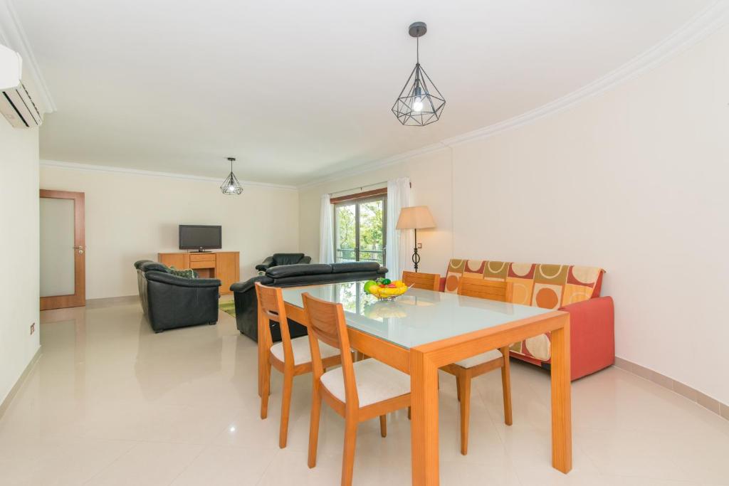 a living room with a table and chairs at Casa Mergoux - Maravilhoso Apartamento em Tavira in Tavira