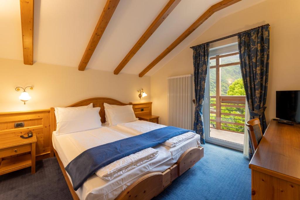 A bed or beds in a room at Hotel Lido - slow & natural living