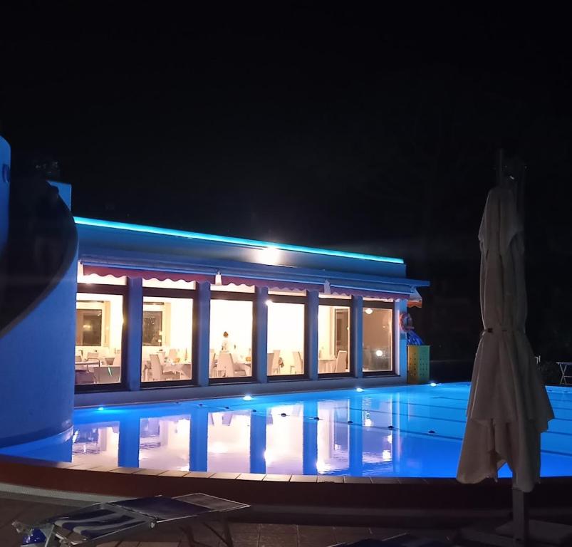 een gebouw met een zwembad in de nacht bij Homely Rapallo in Rapallo