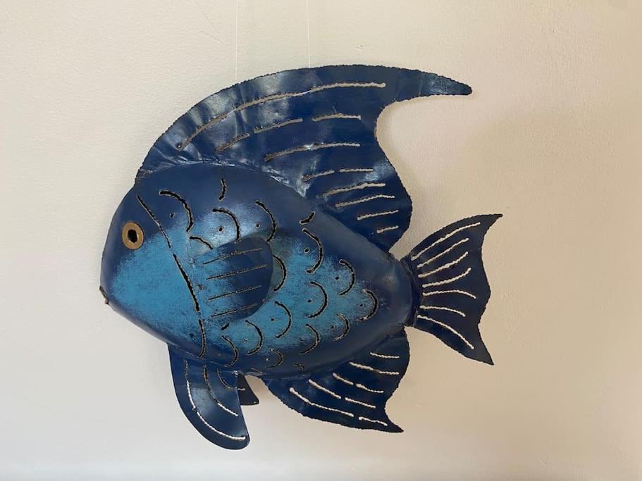 een blauwe vis aan een muur bij LE POISSON BLEU in Frontignan