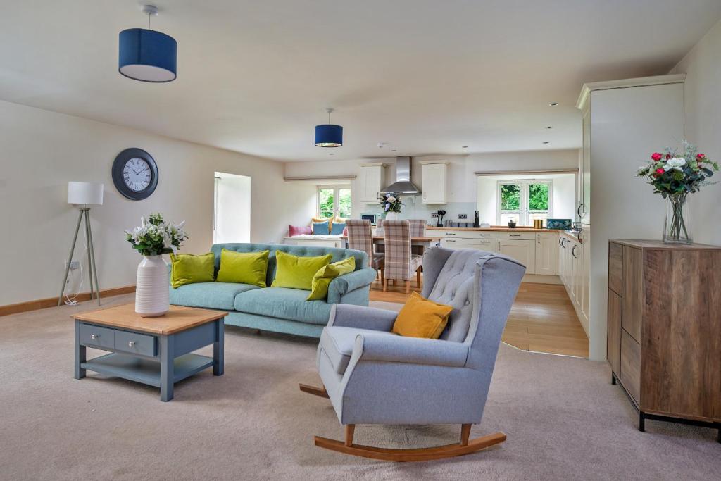sala de estar con sofá azul y almohadas amarillas en Finest Retreats - Victory Mill - Apartment One en Pickering