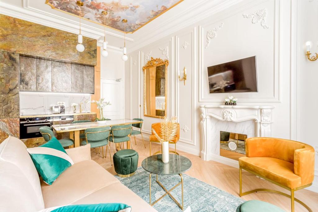 Зона вітальні в Luxury 2 Bedroom & 2 Bathroom - Louvre Museum & Opera