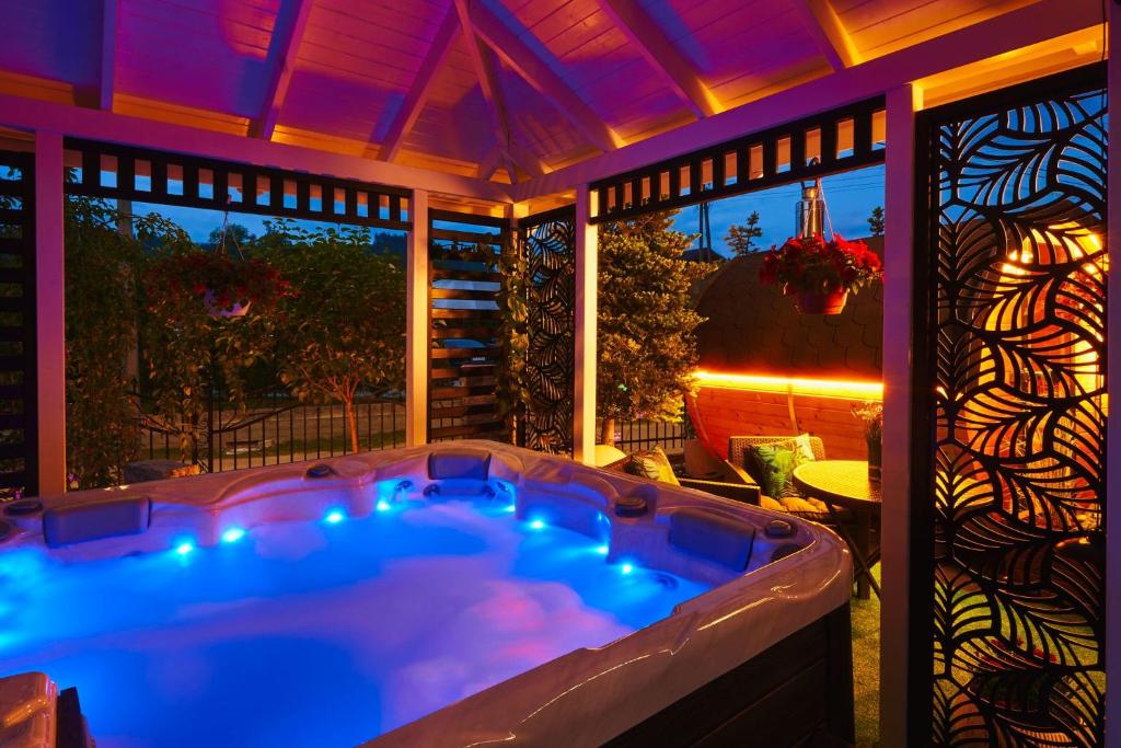 波羅寧的住宿－GORSKI RESORT Lux Apartments Jacuzzi & Sauna，一个带窗户的客房内的按摩浴缸