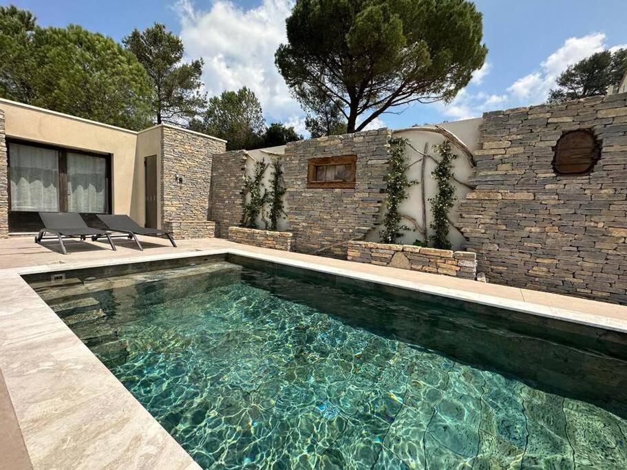 ein Pool vor einem Haus in der Unterkunft villa avec piscine loft cabane in Nîmes