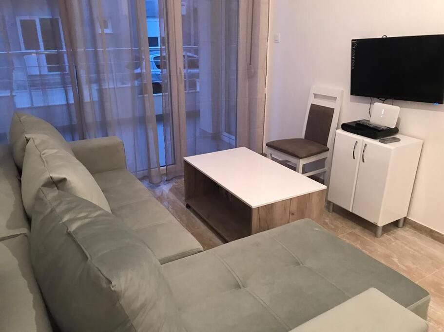 New Comfortable Apartment in Bijela - Appart numéro 2 في بييلا: غرفة معيشة مع أريكة وتلفزيون