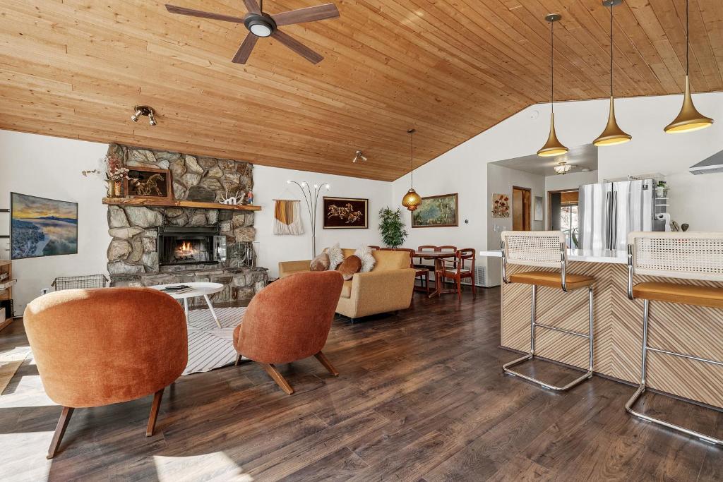 Posezení v ubytování Nightcap Lodge- HOT TUB WITH BREATHTAKING MOUNTAIN VIEWS!