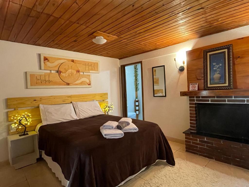 um quarto com uma cama com duas toalhas em Recanto das Cerejeiras em Campos do Jordão