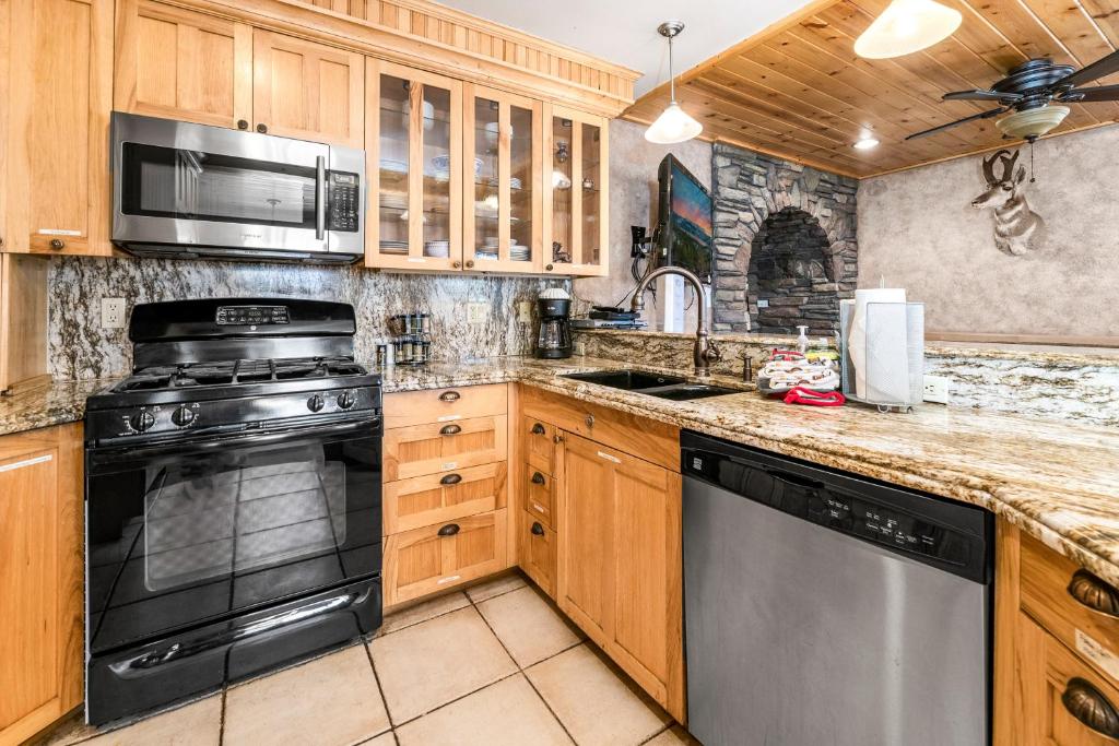Kuchyň nebo kuchyňský kout v ubytování Casa Bella - Spacious mountain home, game room, WIFI, perfect for family gatherings!