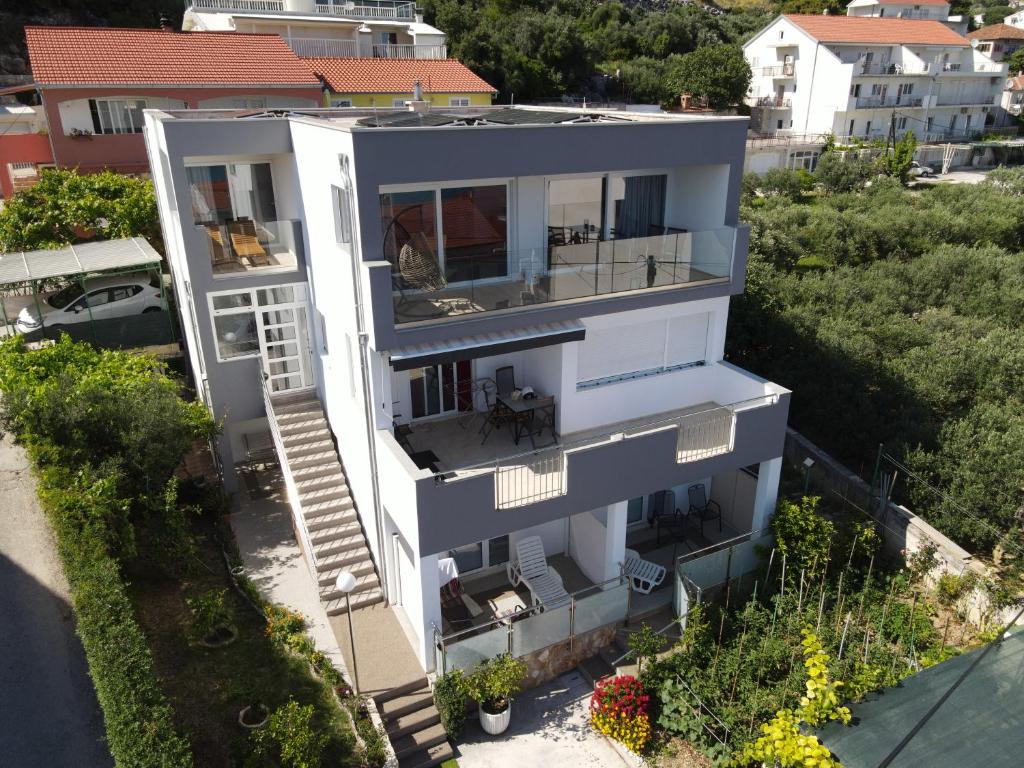 een luchtzicht op een huis met een balkon bij Penthouse Seaview in Trogir