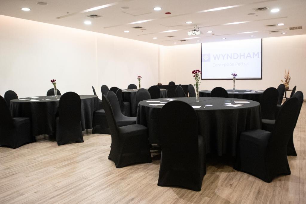 El área de trabajo o centro de convenciones de Wyndham Concepcion Pettra