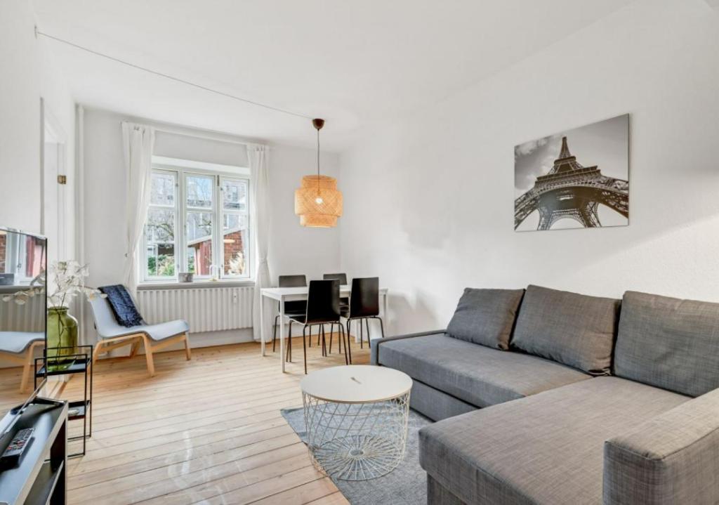 - un salon avec un canapé et une table dans l'établissement Two Bedroom Apartment In Aarhus, Ole Rmers Gade 104, à Aarhus