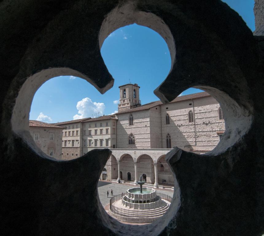 uma vista de uma escultura de um edifício com uma fonte em Umbrian Concierge - Cozy Loft Vannucci em Perugia