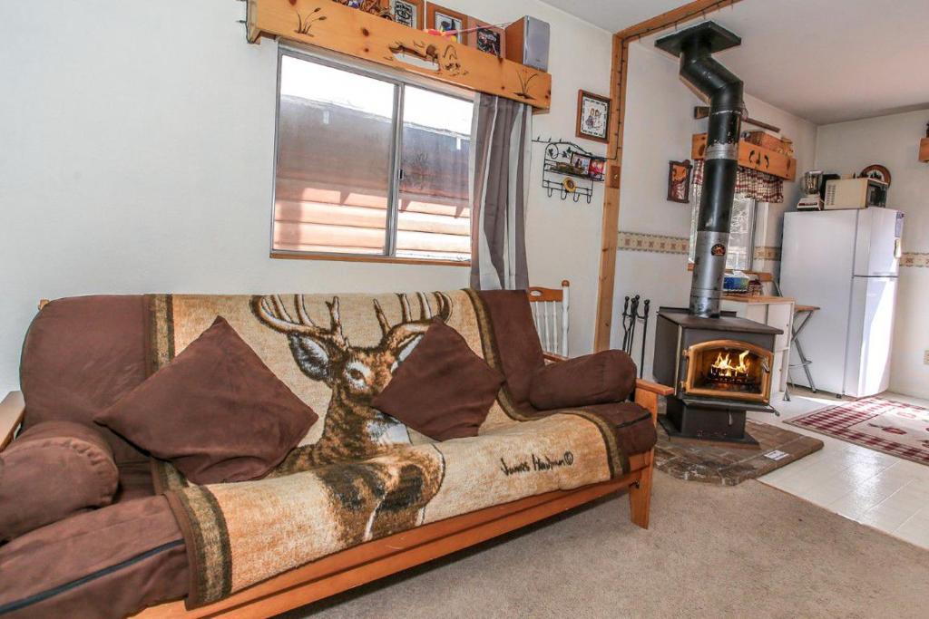 Χώρος καθιστικού στο Hiner Haven - Cozy cabin near ski slopes and Alpine Zoo