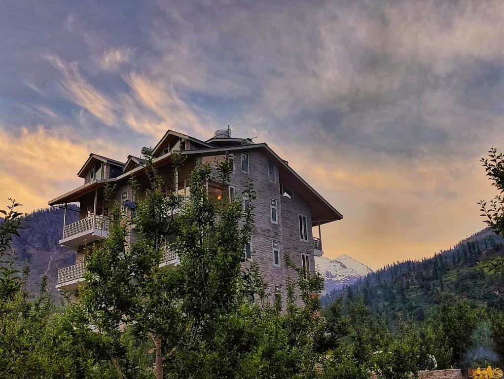 Nespecifikovaný výhled na hory nebo výhled na hory při pohledu z hotelu