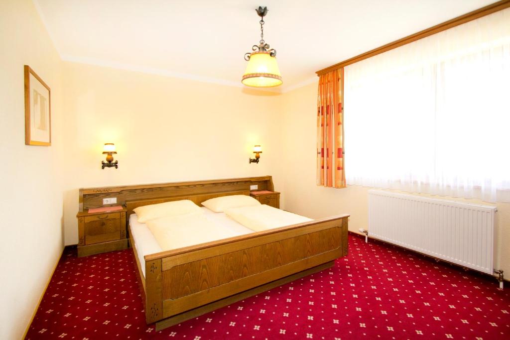 Postel nebo postele na pokoji v ubytování Hotel Garni Hochwurzen