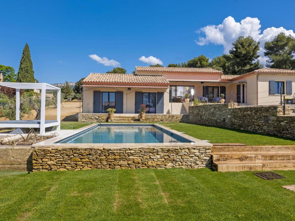 une maison avec une piscine dans une cour dans l'établissement Figuiers, à Beaumes-de-Venise