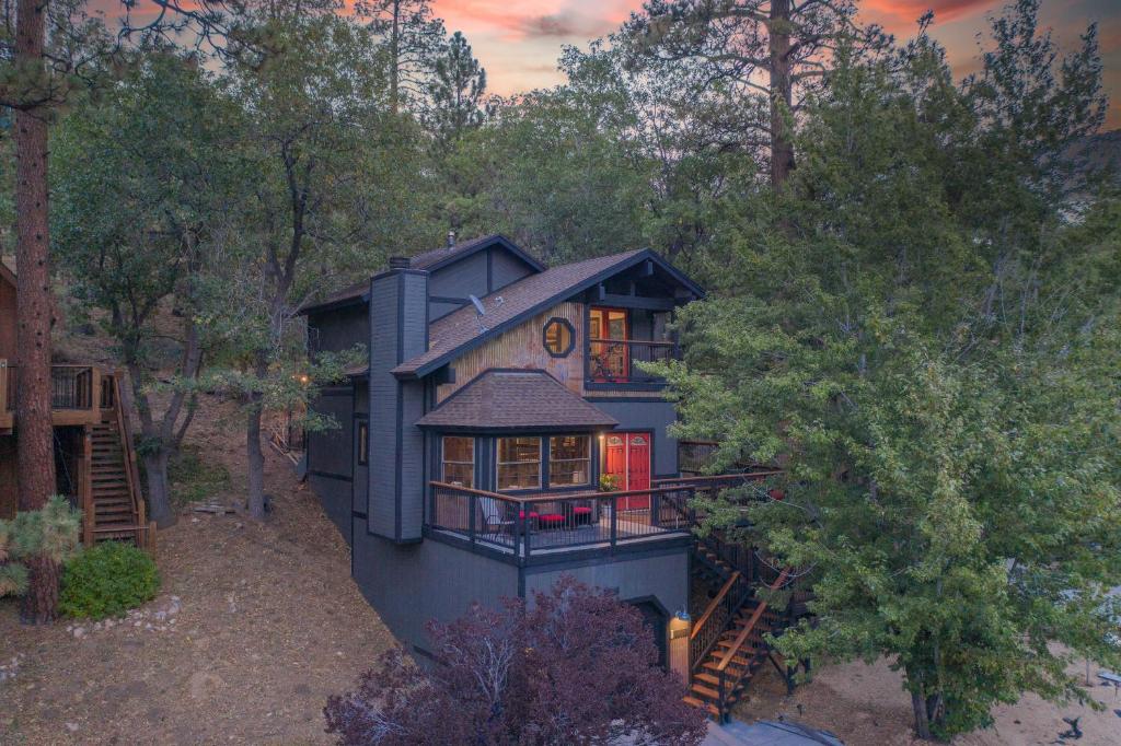 Modern Moonridge Manor - Unique getaway in the mountains! Hot tub!, Big ...