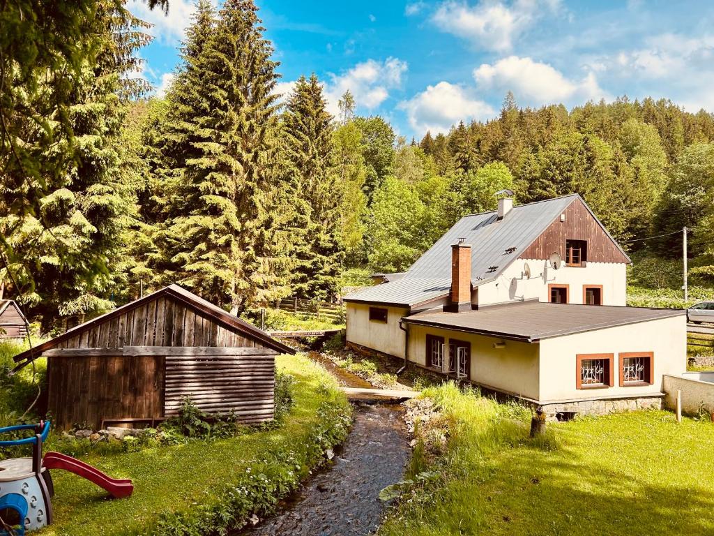 stary dom i stodoła w lesie w obiekcie Paprsek - Chalupa V Medvědí rokli - Bärengraben w mieście Malé Vrbno