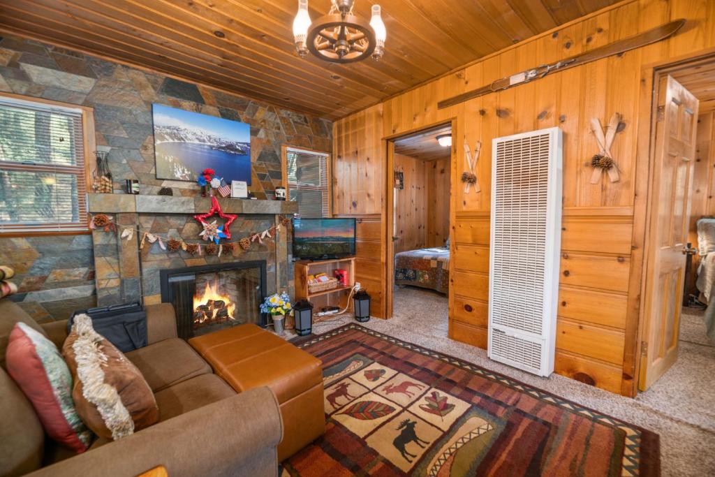 - un salon avec un canapé et une cheminée dans l'établissement Cozy on Rainbow - Delightful property in a quite residential area! Perfect mountain getaway!, à Big Bear City